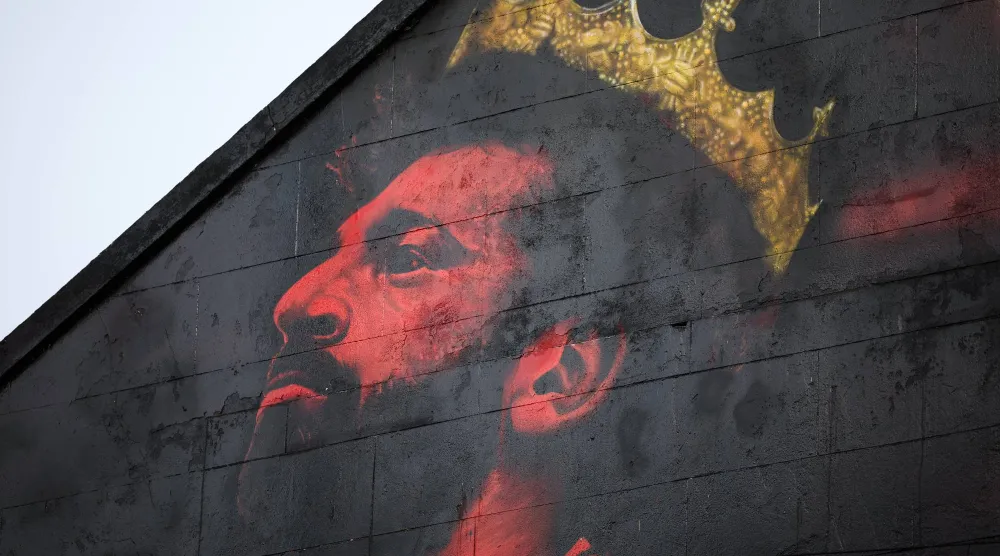 جدارية لصلاح بالقرب من ملعب انفيلد معقل ليفربول (إ.ب.أ)