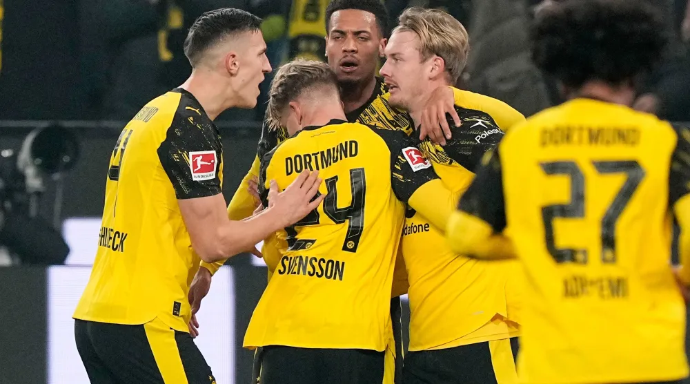 لاعبو دورتموند يحتفلون بالهدف الثاني (أ.ب)