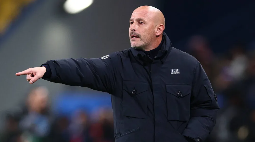  إيتاليانو يوجه لاعبيه خلال المباراة (رويترز)