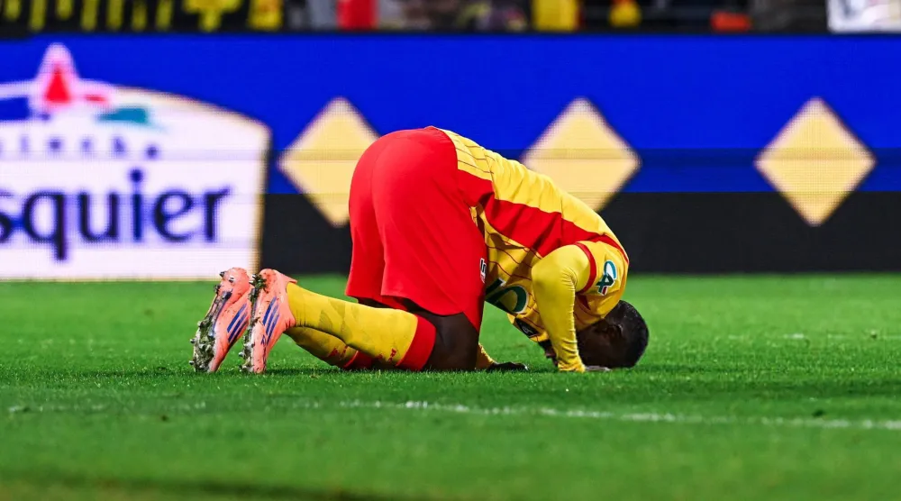 سعود يسجد شكرا لله بعد الهدف (صورة متداولة عبر الانترنت)