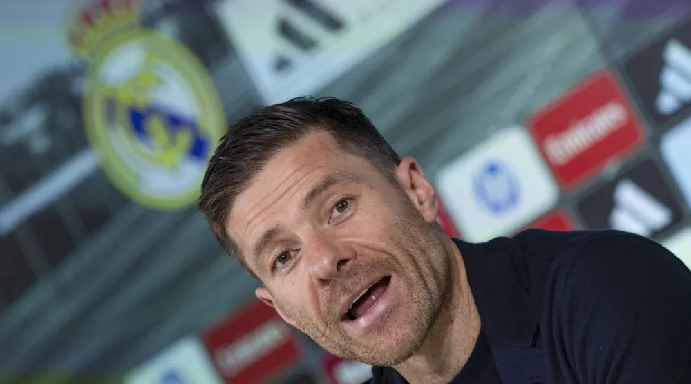  ألونسو يتحدث خلال المؤتمر الصحافي (إ.ب.أ)