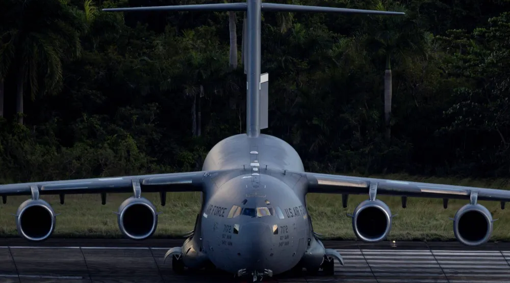طائرة عسكرية أميركية من طراز «سي 17 غلوب ماستر» في بورتوريكو (رويترز)