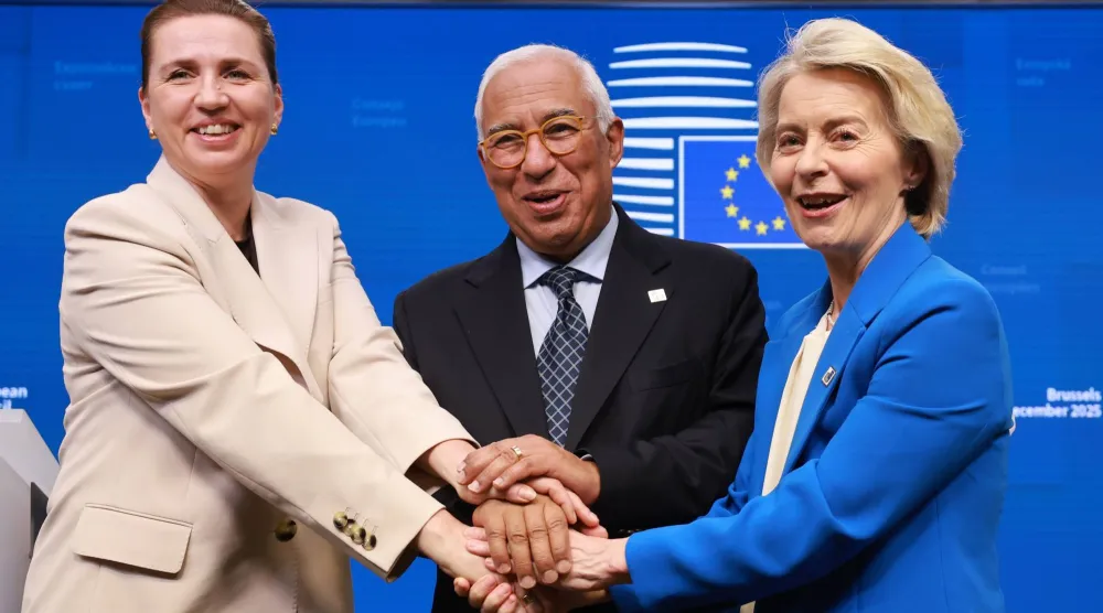 رئيسة المفوضية مع رئيس المجلس الأوروبي ورئيسة وزراء الدنمارك (إ.ب.أ)