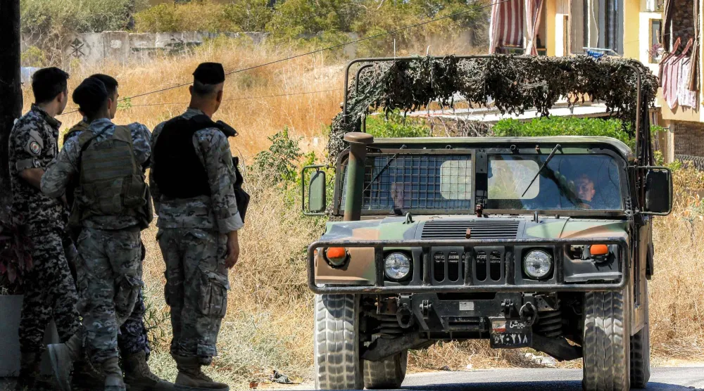 جنود قرب مخيم عين الحلوة في جنوب لبنان خلال عملية تسليم مجموعات فلسطينية سلاحها للجيش اللبناني يوم 13 سبتمبر 2025 (أ.ف.ب)