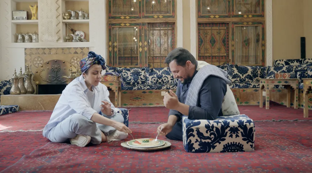 من التسوّق مروراً بالطهو وصولاً إلى التذوّق يغطّي البرنامج مراحل إعداد الطبق (شركة الإنتاج)