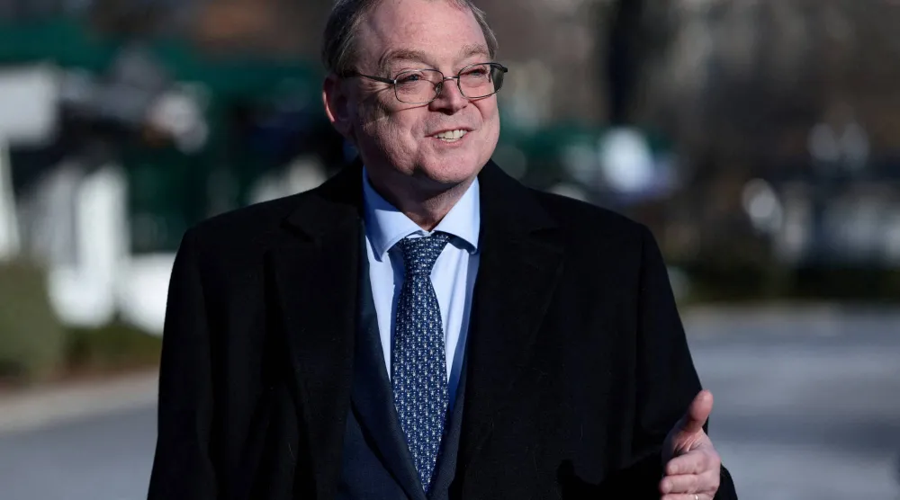 كيفن هاسيت يتحدث إلى وسائل الإعلام خارج البيت الأبيض في واشنطن - 16 ديسمبر 2025 (رويترز)