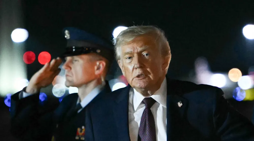 الرئيس دونالد ترمب يلوّح بيده بعد نزوله من طائرة الرئاسة الأميركية «إير فورس ون» في مطار بالم بيتش الدولي بمدينة بالم بيتش في فلوريدا (أ.ف.ب)