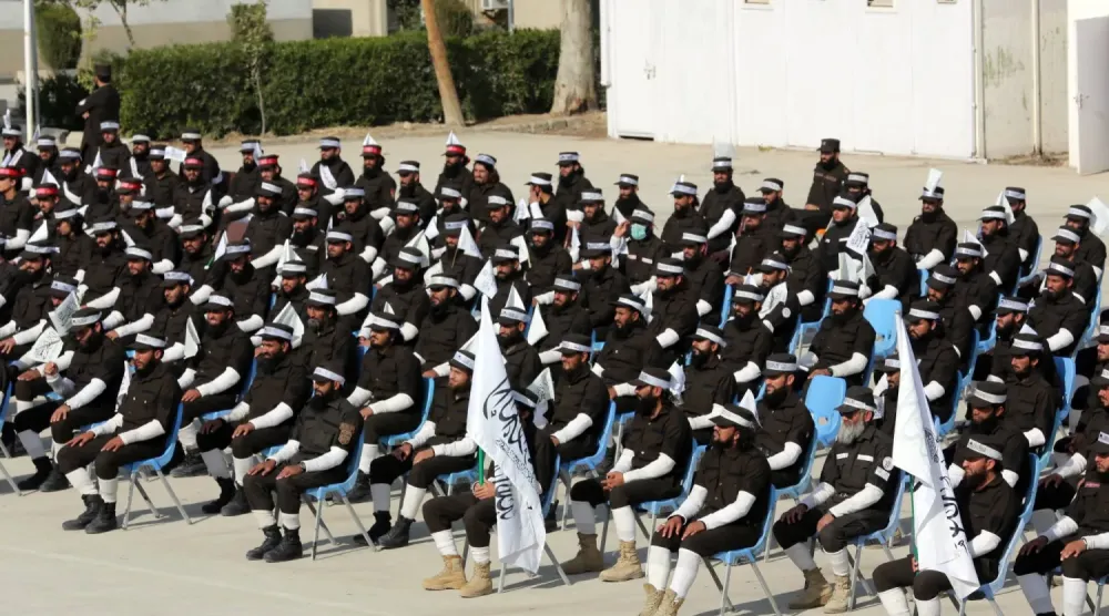 11 Aralık'ta Celalabad'da düzenlenen mezuniyet töreninde Afgan polis memurları (EPA)