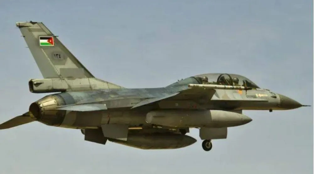 طائرة مقاتلة من طراز إف-16 فايتينغ فالكون من سلاح الجو الملكي الأردني تُحلق في سماء قاعدة جوية في شمالي الأردن يوم 29 أيار/مايو، 2014، خلال مناورة الأسد المتأهب. [موقع سلاح الجو الأميركي]
