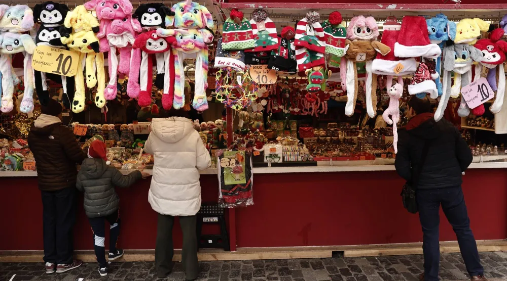  People browse products at a Christmas market stall in downtown Madrid, Spain, 18 December 2025 (issued 20 December 2025). People continue to do last-minute shopping ahead of Christmas. EPA/SERGIO PEREZ