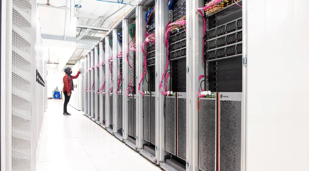 الكمبيوتر العملاق «أندروميدا» من شركة «سيريبراس سيستمز» في مركز للبيانات في سانتا كلارا بولاية كاليفورنيا الأميركية (رويترز)