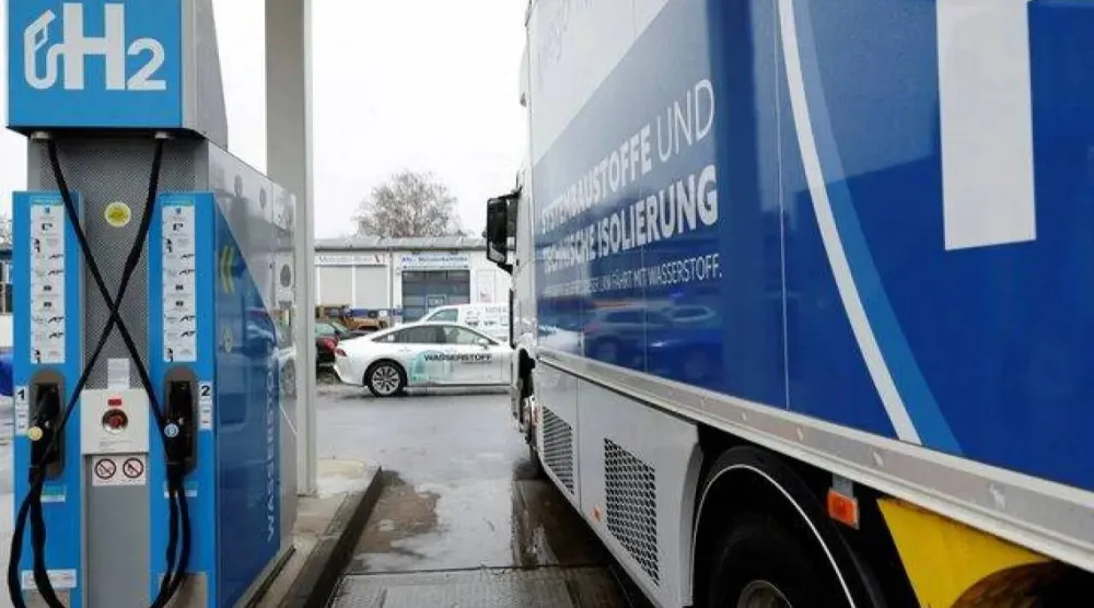 محطة تعبئة الهيدروجين للشاحنات والسيارات في برلين (رويترز)