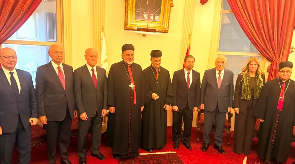 الراعي متوسطاً عدداً من النواب ورجال الدين في مدينة طرابلس (الوكالة الوطنية للإعلام)