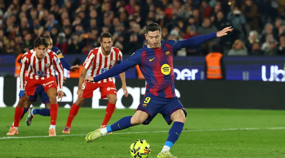 روبرت ليفاندوفسكي عاد لصفوف برشلونة (رويترز)