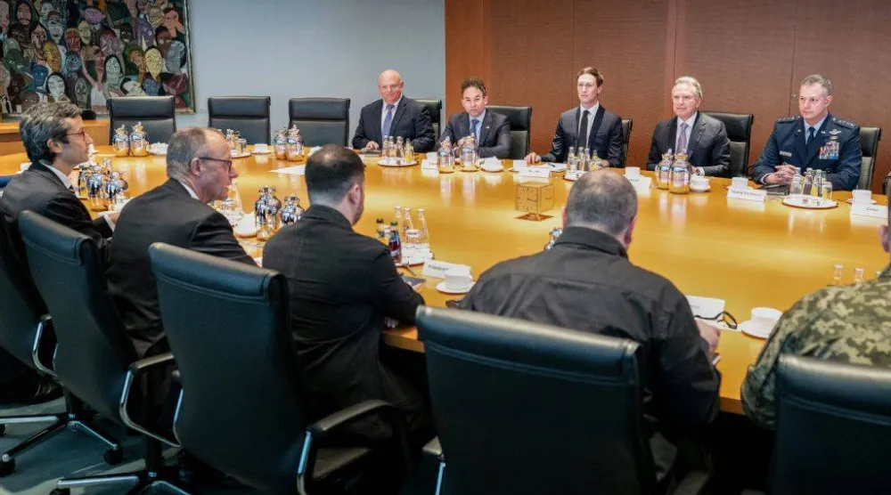 خلال المفاوضات الأوكرانية - الأميركية بحضور المستشار الألماني فريدريش ميرتس بقاعة مؤتمرات في المستشارية ببرلين 14 ديسمبر 2025 (أ.ف.ب)