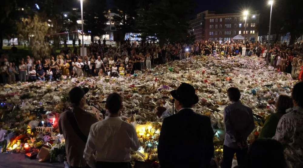 باقات ورود في سيدني السبت إحياء لذكرى ضحايا هجوم شاطئ بونداي يوم 14 ديسمبر الجاري (أ.ف.ب)