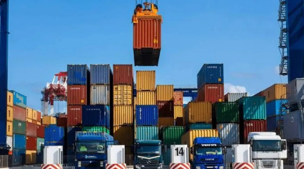 سيارات شحن تنتظر تفريغها في حاويات بأحد المواني المصرية (رويترز)