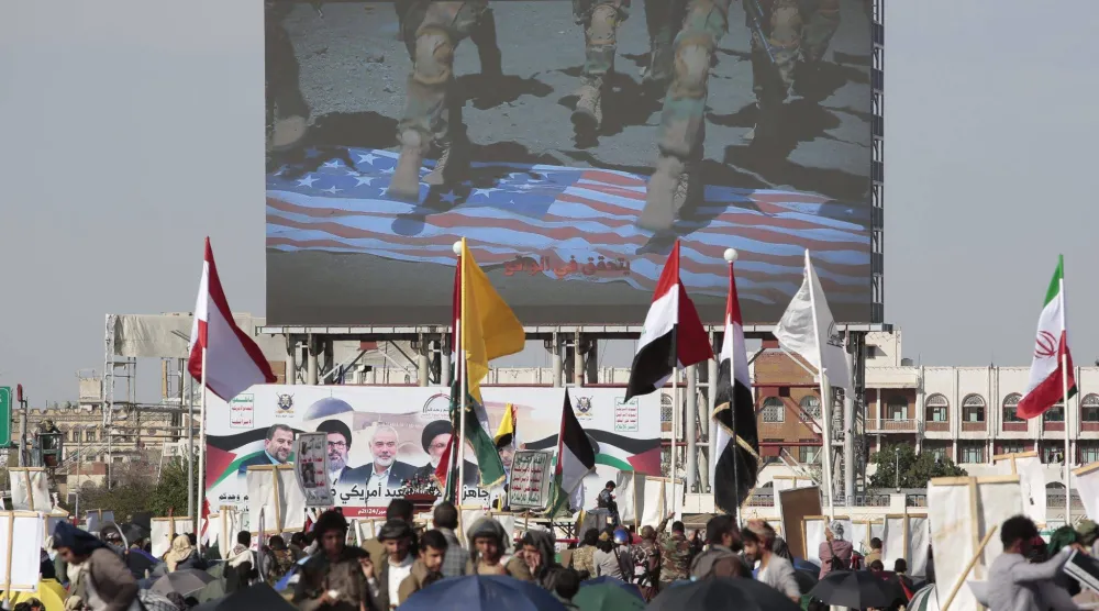 الجماعة الحوثية أظهرت تحدياً لمختلف القوى الدولية رغم ما تعرضت له من هجمات (أ.ب)