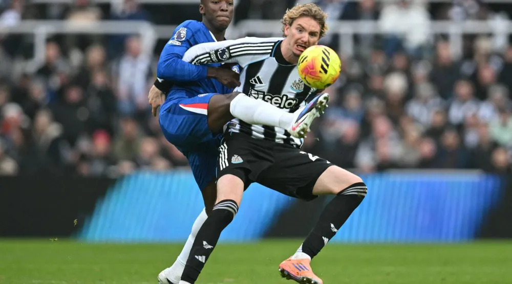 قمة نيوكاسل وتشيلسي انتهت بالتعادل الإيجابي (أ.ف.ب)