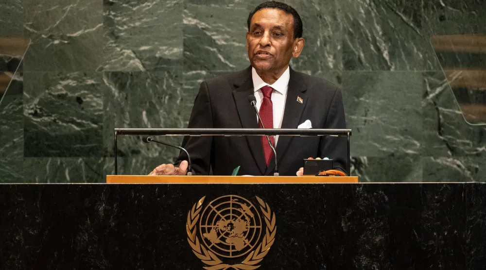 رئيس وزراء السودان كامل الطيب إدريس خلال إلقاء كلمته حول الأزمة السودانية على هامش اجتماعات الجمعية العامة للأمم المتحدة (إ.ب.أ)