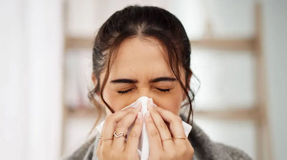 غالباً ما يستخدم البشر إشارات الوجه للكشف عن احتمالات إصابة الآخرين بمرض ما (شاترستوك)