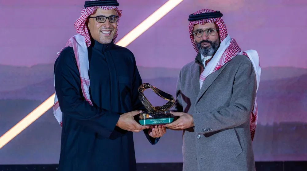 رئيس «الاتحاد السعودي للسيارات» و«الدراجات النارية» يكرم مجموعة «stc» (الشرق الأوسط)