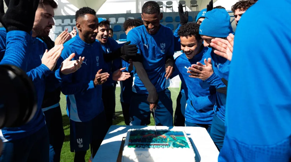 لاعبو الهلال يحتفون بزميلهم رديف بعد تتويجه بكأس الخليج مع «الأخضر» الأولمبي (موقع النادي)