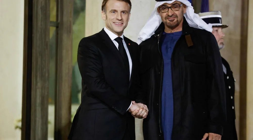 الرئيس ماكرون مع رئيس دولة الإمارات الشيخ محمد بن زايد بقصر الإليزيه في فبراير الماضي (أ.ف.ب)