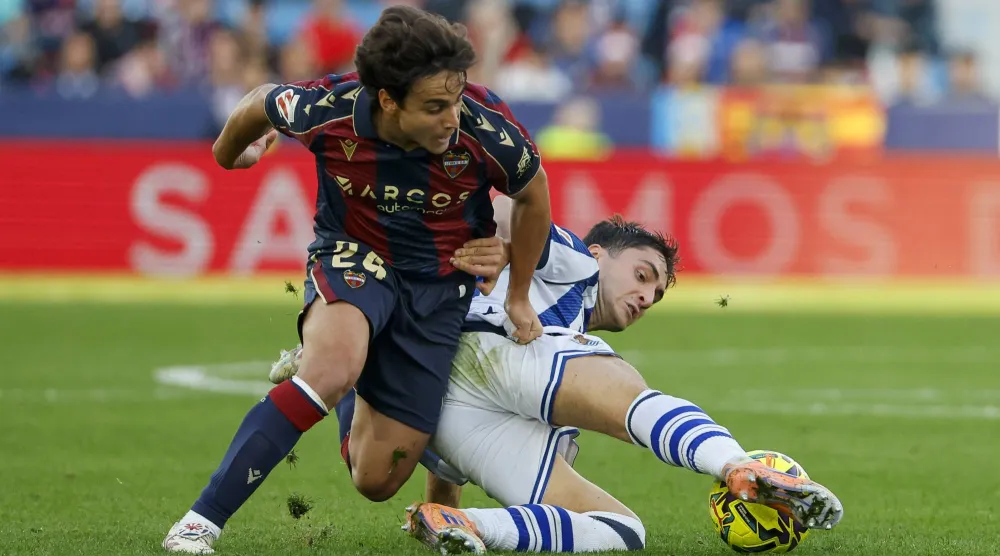 ريال سوسييداد اكتفى بالتعادل على أرض ليفانتي (إ.ب.أ)