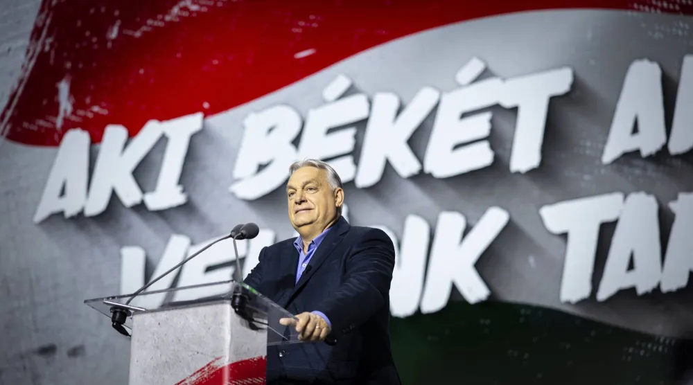 رئيس الوزراء المجري فيكتور أوربان يتحدث خلال فعالية ضد الحرب في مدينة سيجيد بجنوب البلاد (مكتب رئيس الوزراء المجري - إ.ب.أ)