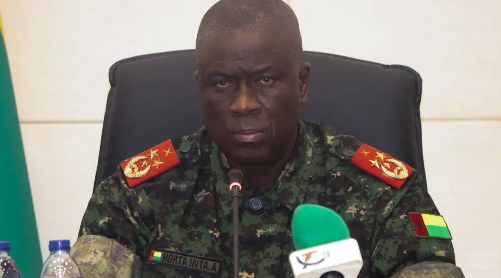 الرئيس الانتقالي في غينيا بيساو الجنرال هورتا نتام خلال مؤتمر صحافي في بيساو (رويترز)