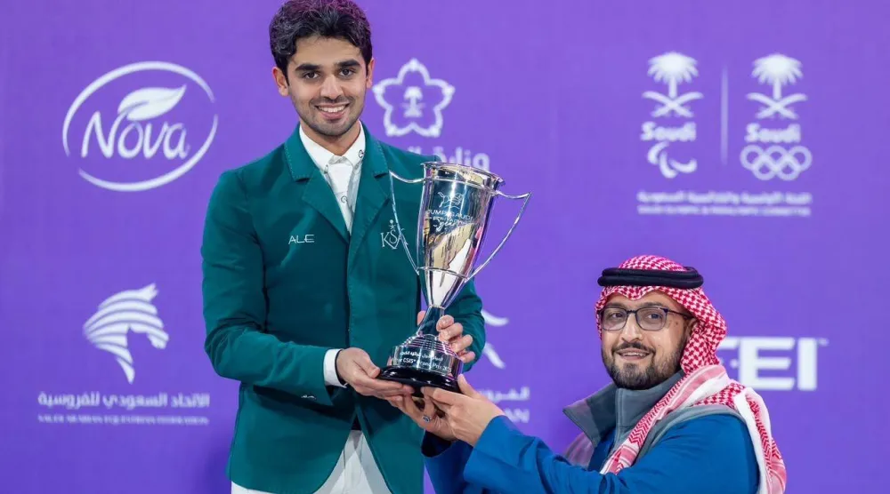 الأمير عبد الله بن فهد يتوج المبطي بالجائزة (الشرق الأوسط)