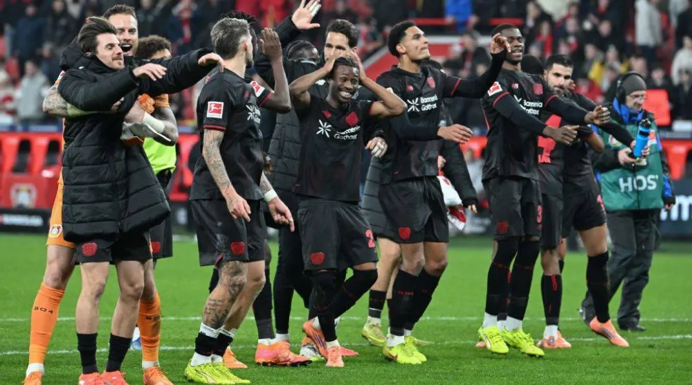 لاعبو ليفركوزن يحتفلون مع جماهيرهم بعد الانتصار (أ.ف.ب)