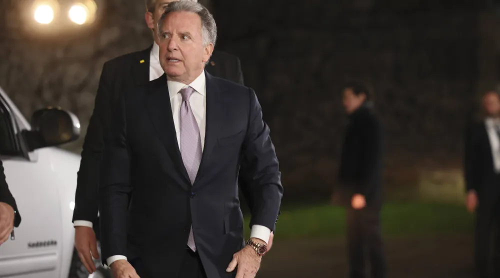 ستيف ويتكوف المبعوث الخاص للرئيس دونالد ترمب في دار المستشارية في برلين (إ.ب.أ)