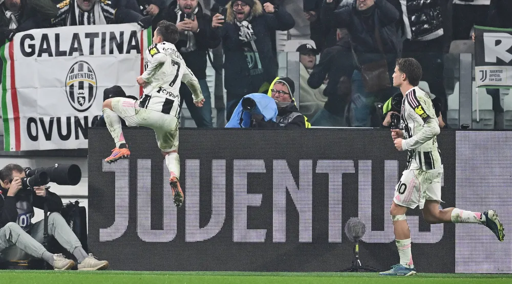  كونسيساو محتفلا بهدفه في روما (إ.ب.أ)