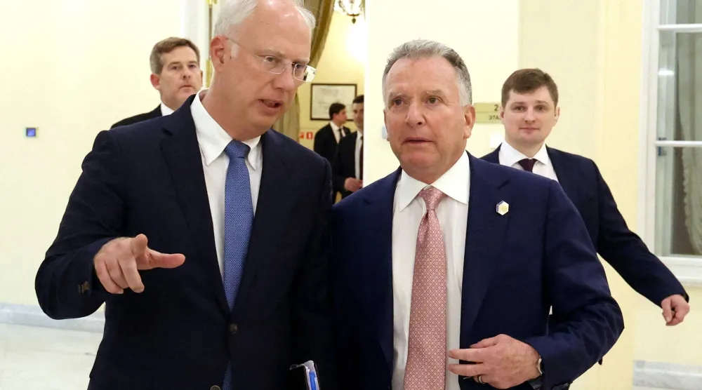 المبعوثان الأميركي ستيف ويتكوف والروسي كيريل ديمترييف في اجتماع بسان بطرسبورغ يوم 11 أبريل (رويترز)