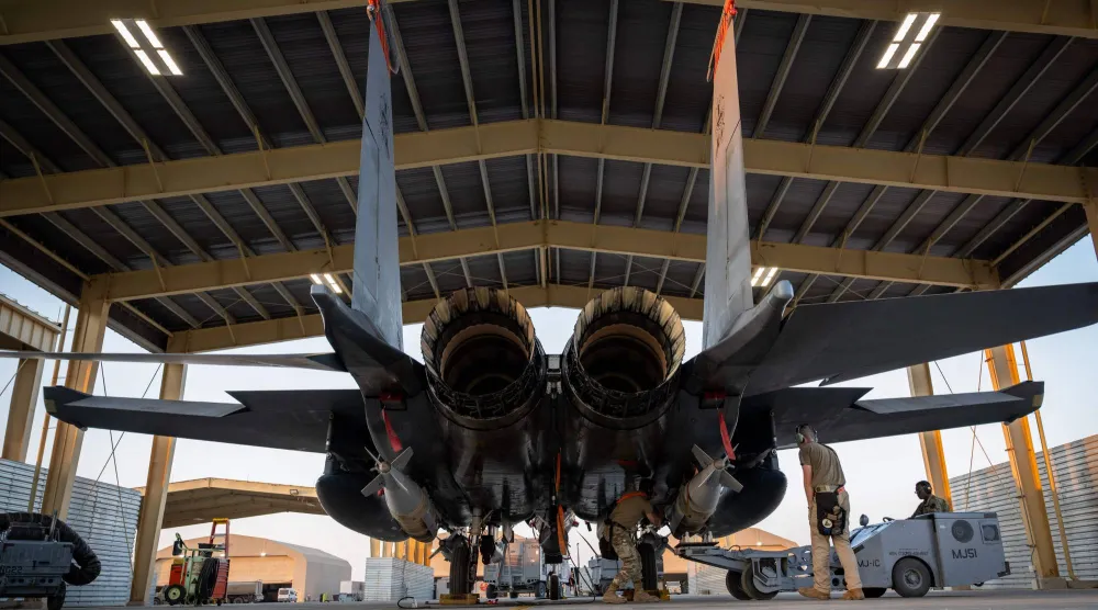 جنود أميركيون يجهزون مقاتلة "إف 15إي" بالذخائر قبيل انطلاقها لضرب أهداف ل"داعش" في سوريا الجمعة (أ.ف.ب) 