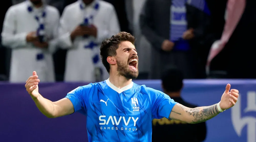 نيفيز تحت أنظار النادي الإنجليزي العريق (أ.ف.ب)