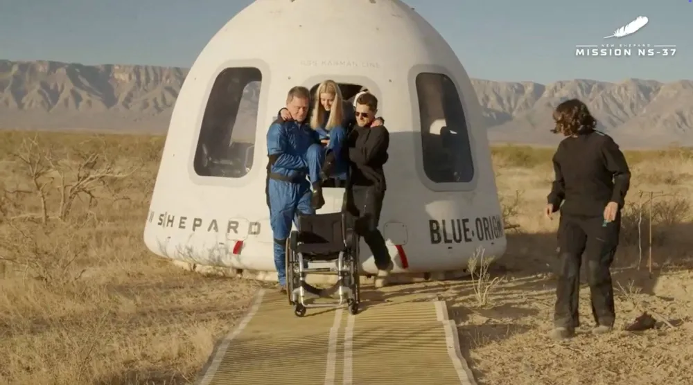 ميشيلا بنتهاوس تغادر كبسولة صاروخ «نيو شيبرد» إلى كرسيها المتحرك (رويترز)