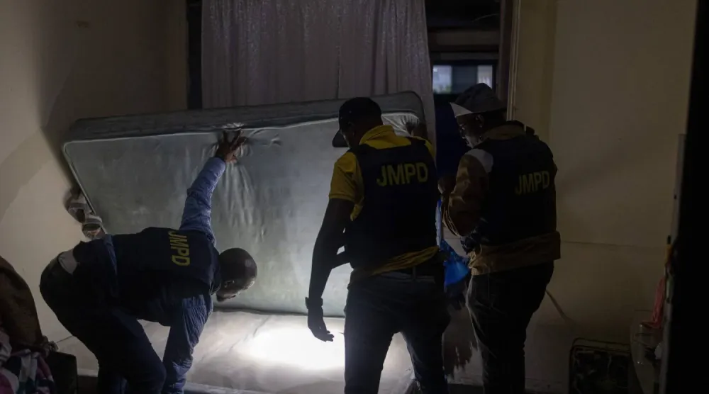 Johannesburg kent merkezinde 18 Aralık 2025 tarihli polis baskınından bir kare (AFP)