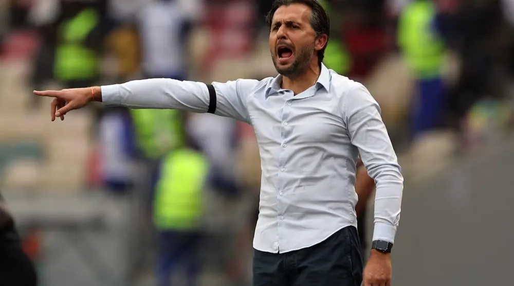 باتريس بوميل يقود آمال أنغولا في أمم أفريقيا بالمغرب (رويترز)