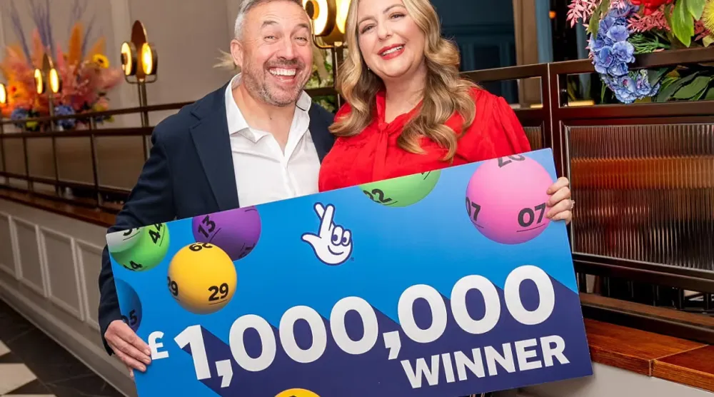 حقق ريتشارد ديفيز وفاي ستيفنسون-ديفيز فوزهما الكبير الثاني في سحب اليانصيب في نوفمبر (وكالة الأنباء البريطانية)