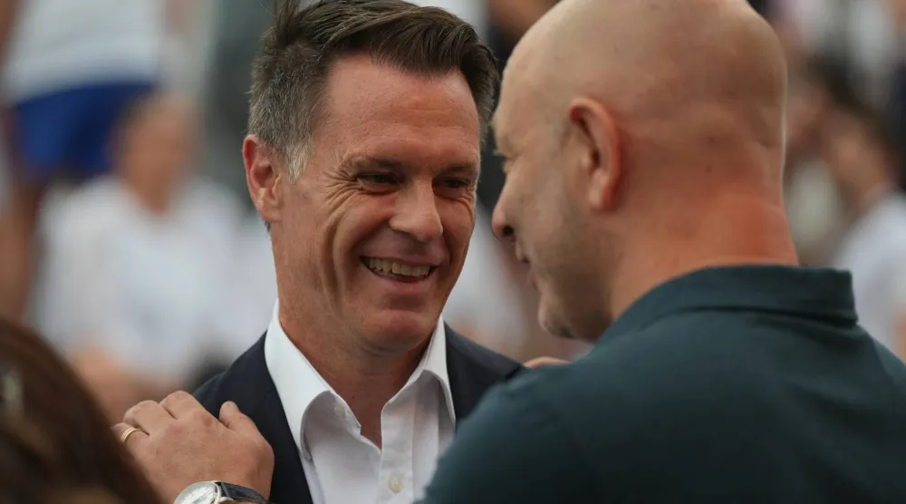 وصل رئيس وزراء ولاية نيو ساوث ويلز الأسترالية كريس مينز إلى شاطئ بونداي قبل مراسم إحياء «اليوم الوطني للتأمل» في ذكرى الضحايا والناجين من حادثة إطلاق النار في بونداي يوم الأحد 21 ديسمبر 2025 في أعقاب الحادثة التي وقعت يوم 14 ديسمبر (أ.ب)