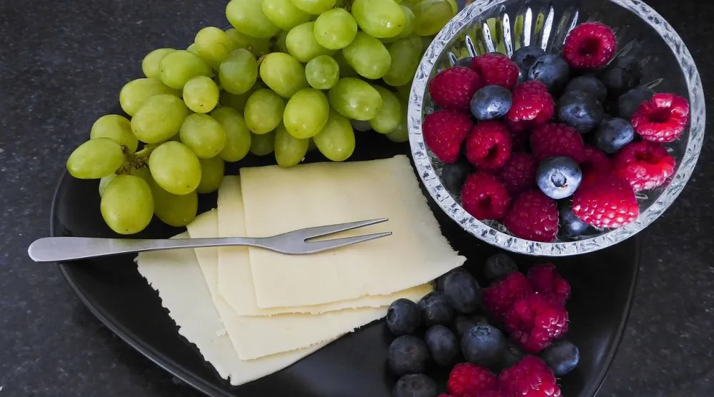 يتميز التوت الأزرق والعنب بخصائص تُحسّن صحة القلب (بيكسباي)