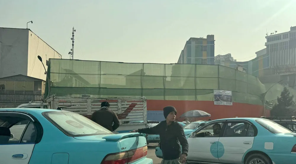 تمرّ السيارات بينما تهدم حركة «طالبان» سينما «أريانا» التاريخية في كابل يوم 18 ديسمبر 2025 (أ.ف.ب)