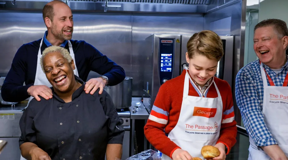 الأمير جورج يساعد في إعداد فطائر يوركشير للمشردين (حساب أمير وأميرة ويلز على منصة «إكس»)