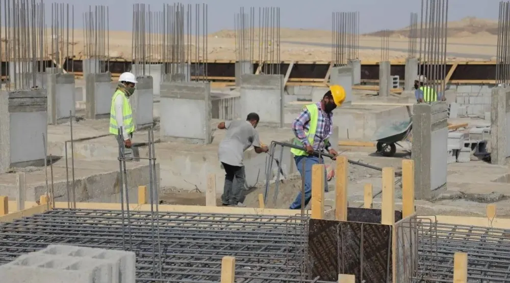 عمال بناء في أحد مشاريع وزارة البلديات والإسكان السعودية (واس)