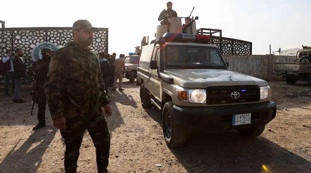 عناصر من «الحشد الشعبي» يجلسون في سيارة بعد هجوم أميركي على مقر «النجباء» ببغداد في 4 يناير 2024 (رويترز)