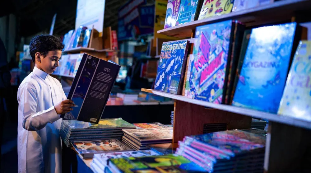 طفل يبحث عما يشبهه من كتب تحاكي ذاته (الشرق الأوسط)