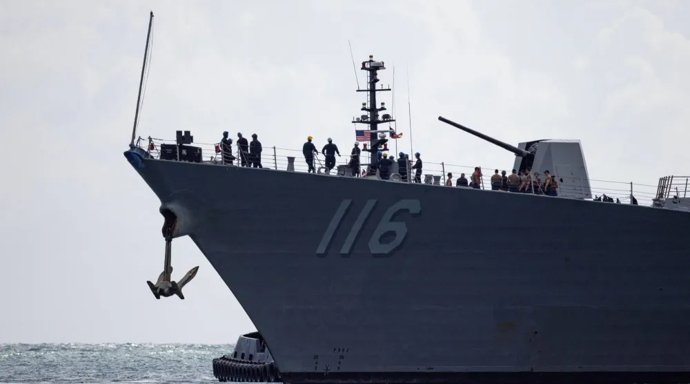 المدمرة الأميركية «يو إس إس توماس هودنر» (DDG-116) المزودة بصواريخ موجهة تغادر ميناء بونسي في بورتوريكو وسط تحركات عسكرية مستمرة... وذلك في 20 ديسمبر 2025 (رويترز)